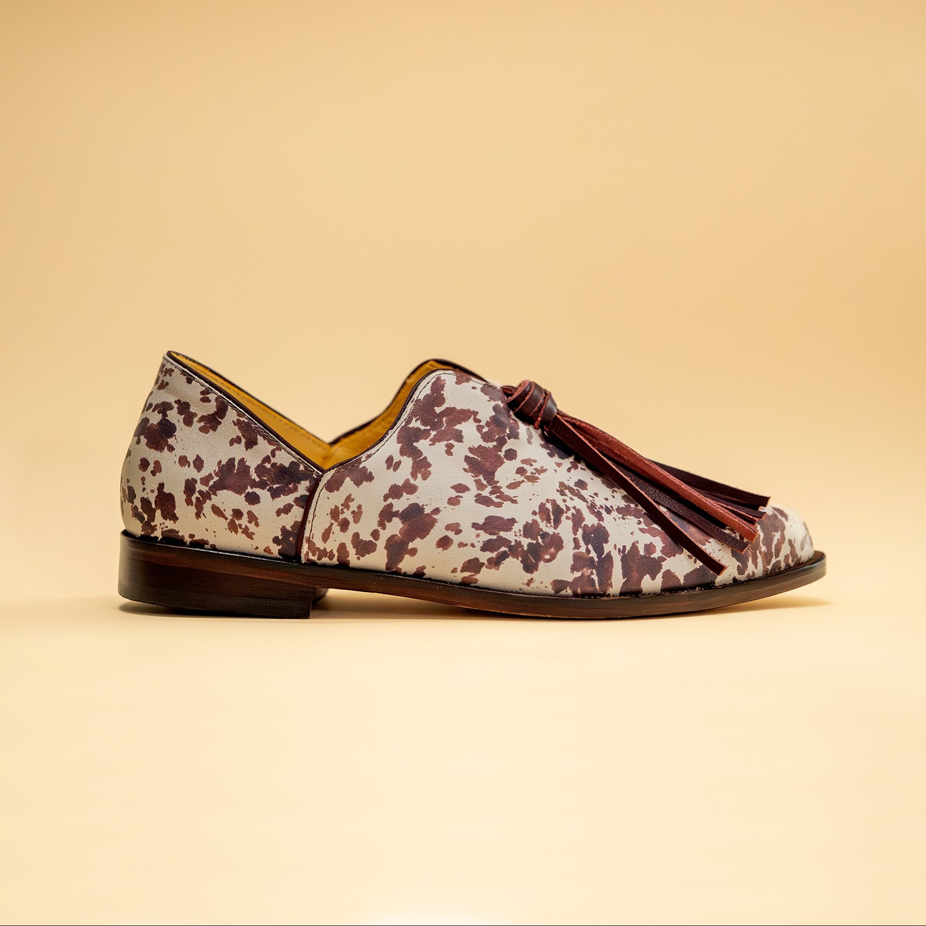 Zapato Maida Cow Pompón Burgundy