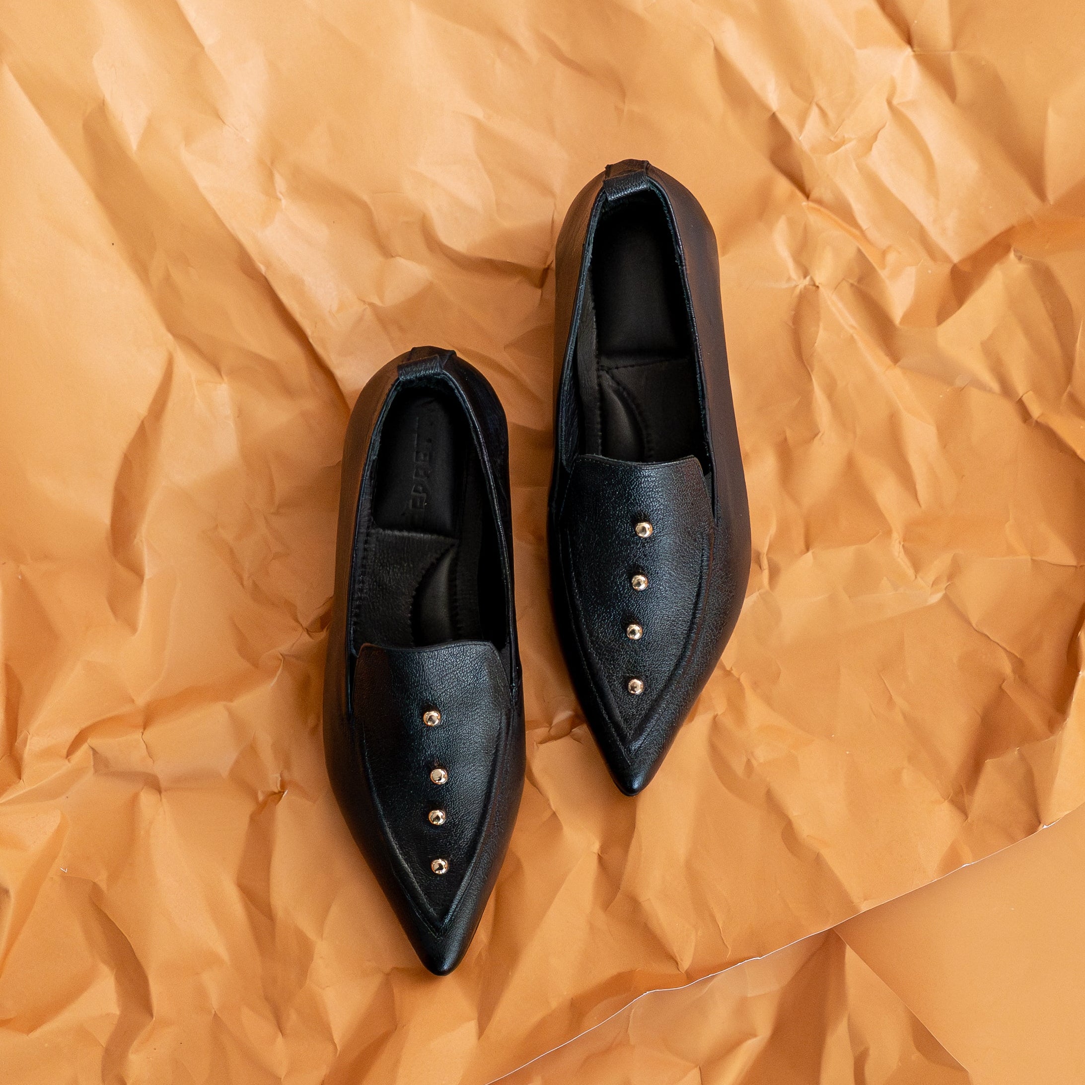 Ballerina Caroline Cuero Black Tachas Doradas