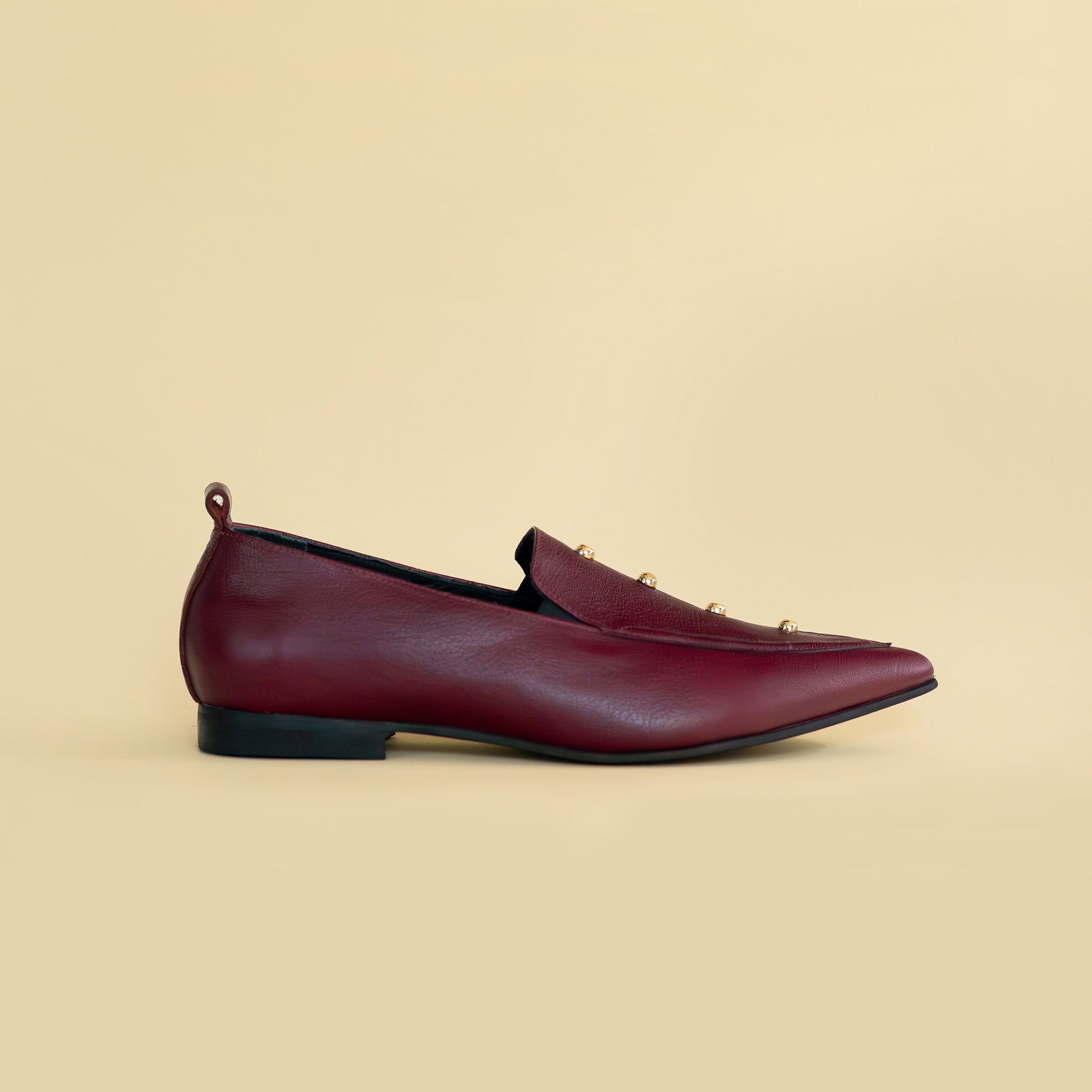 Ballerina Caroline Cuero Burgundy Tachas Doradas