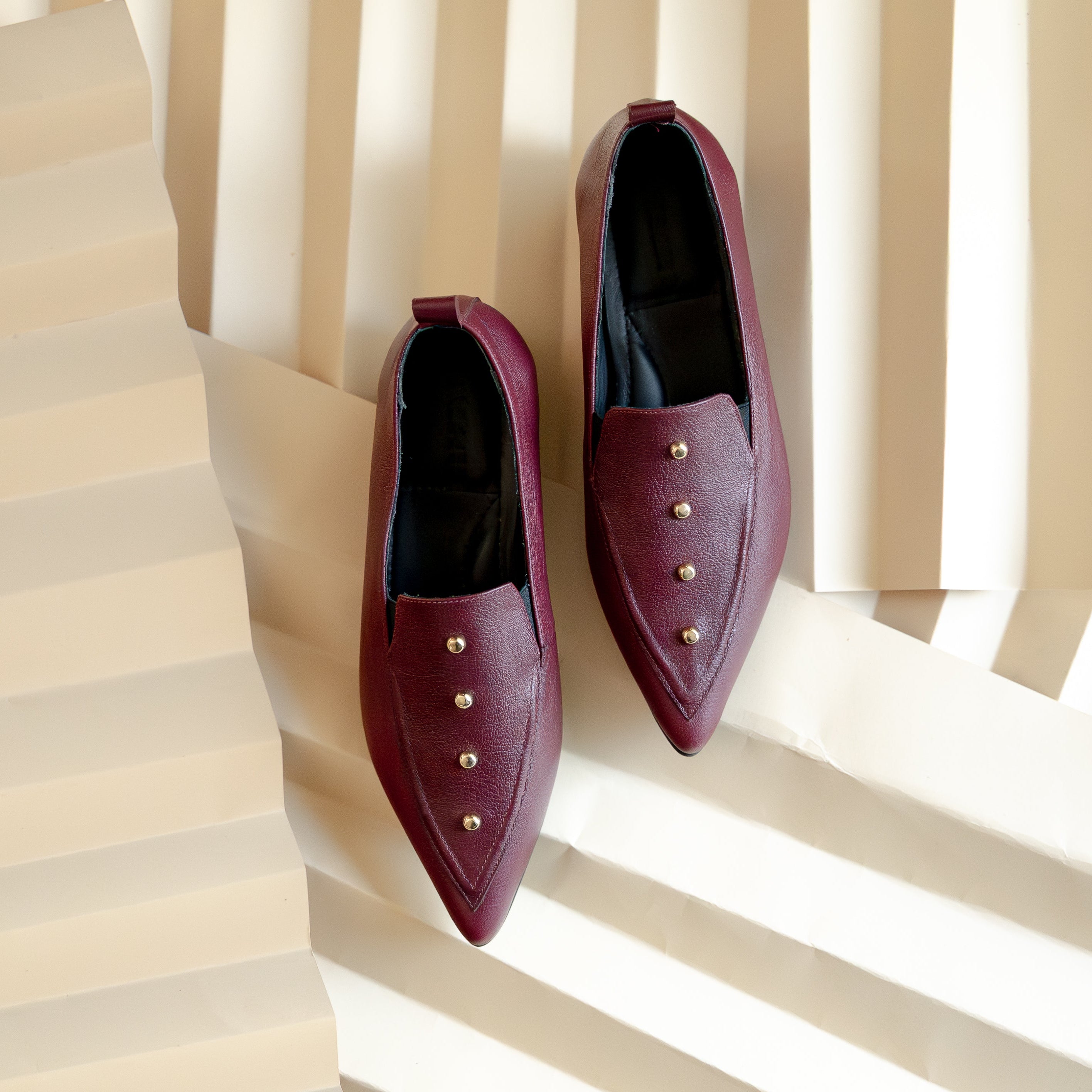 Ballerina Caroline Cuero Burgundy Tachas Doradas