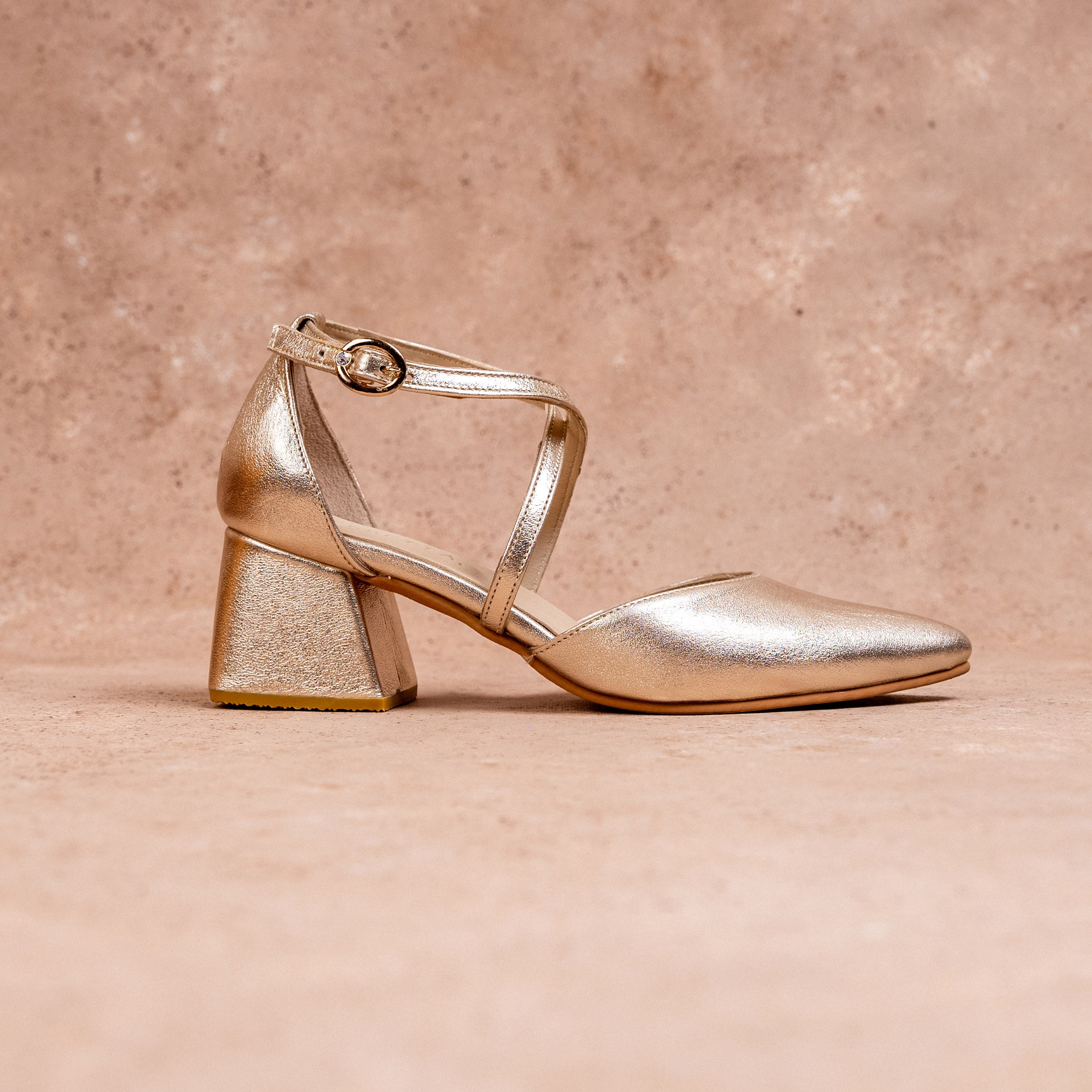 Zapato Taco Sophia Cuero Dorado