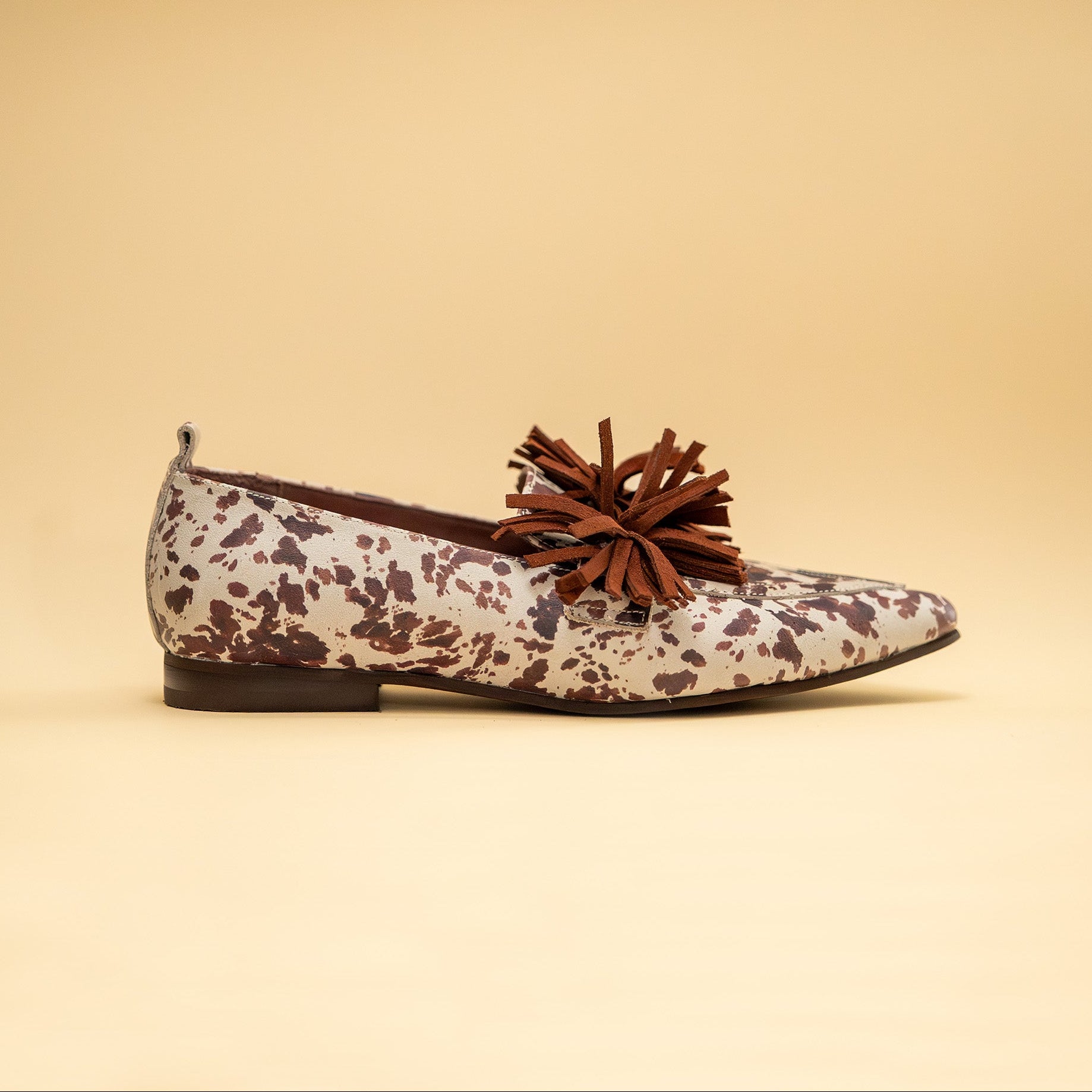 Ballerina Simona Cuero Cow Pompón Roble