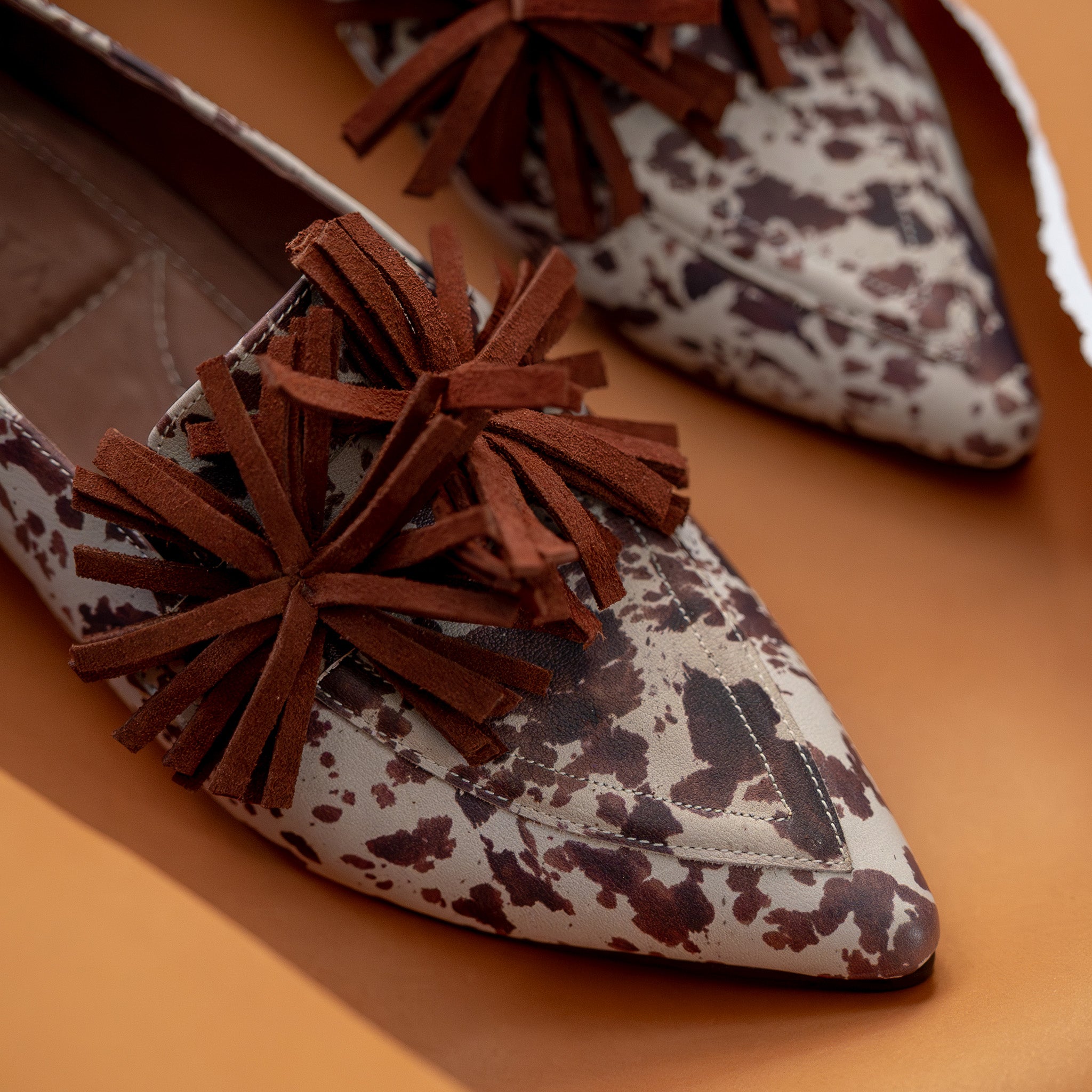 Ballerina Simona Cuero Cow Pompón Roble