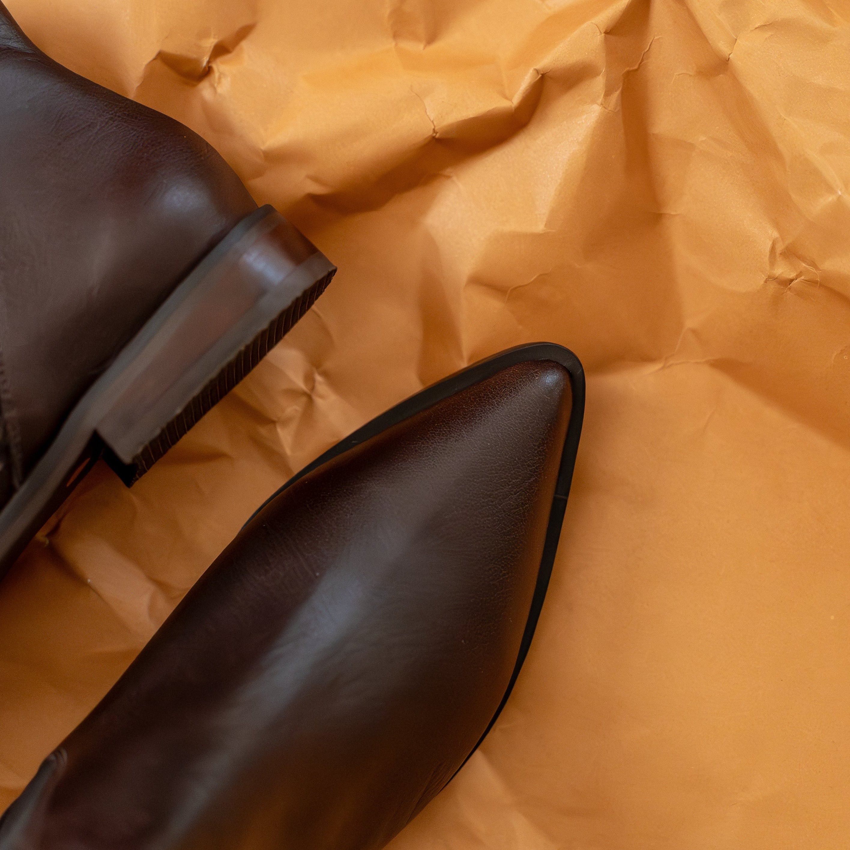 Botin Chelsea Barbs Cuero Brown