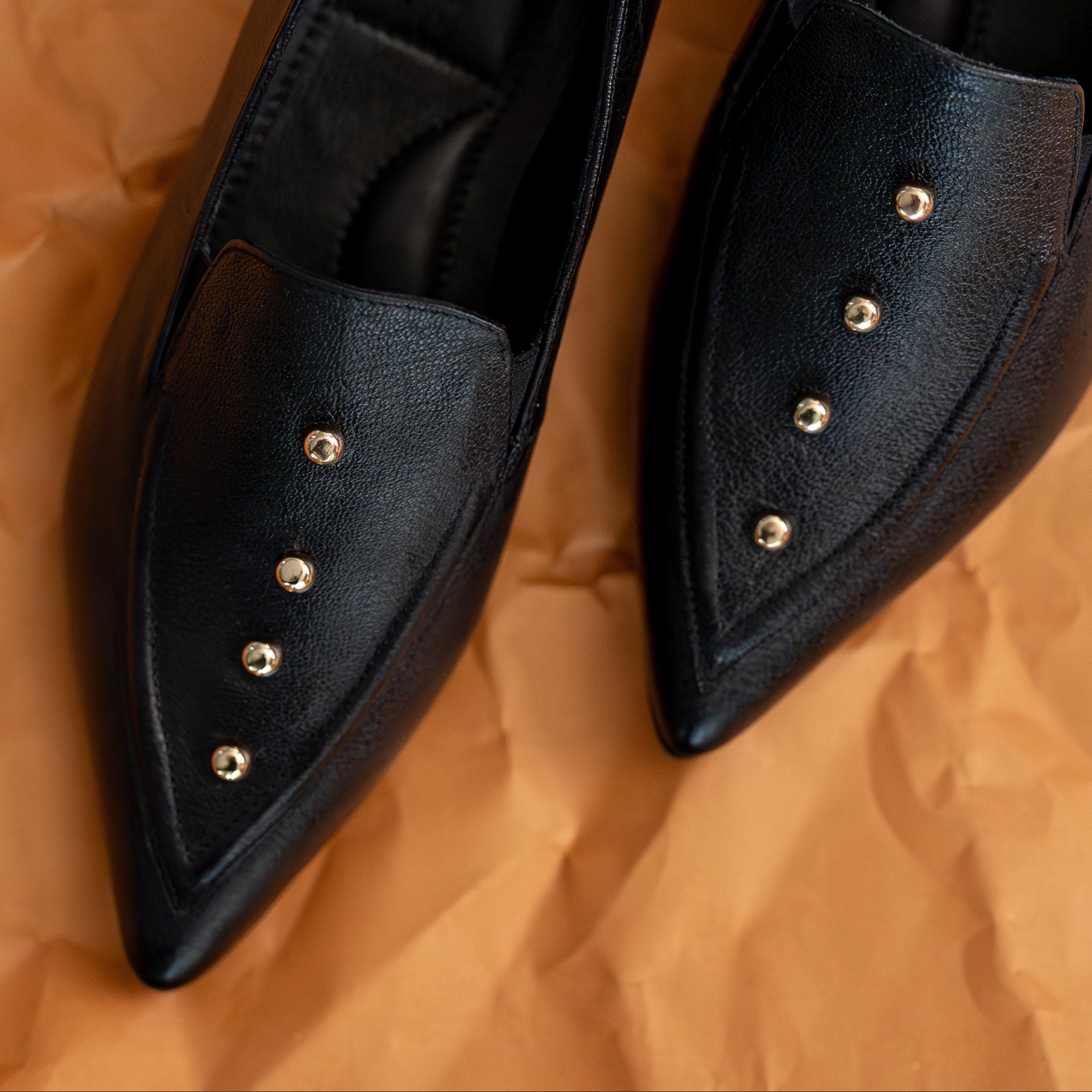 Ballerina Caroline Cuero Black Tachas Doradas