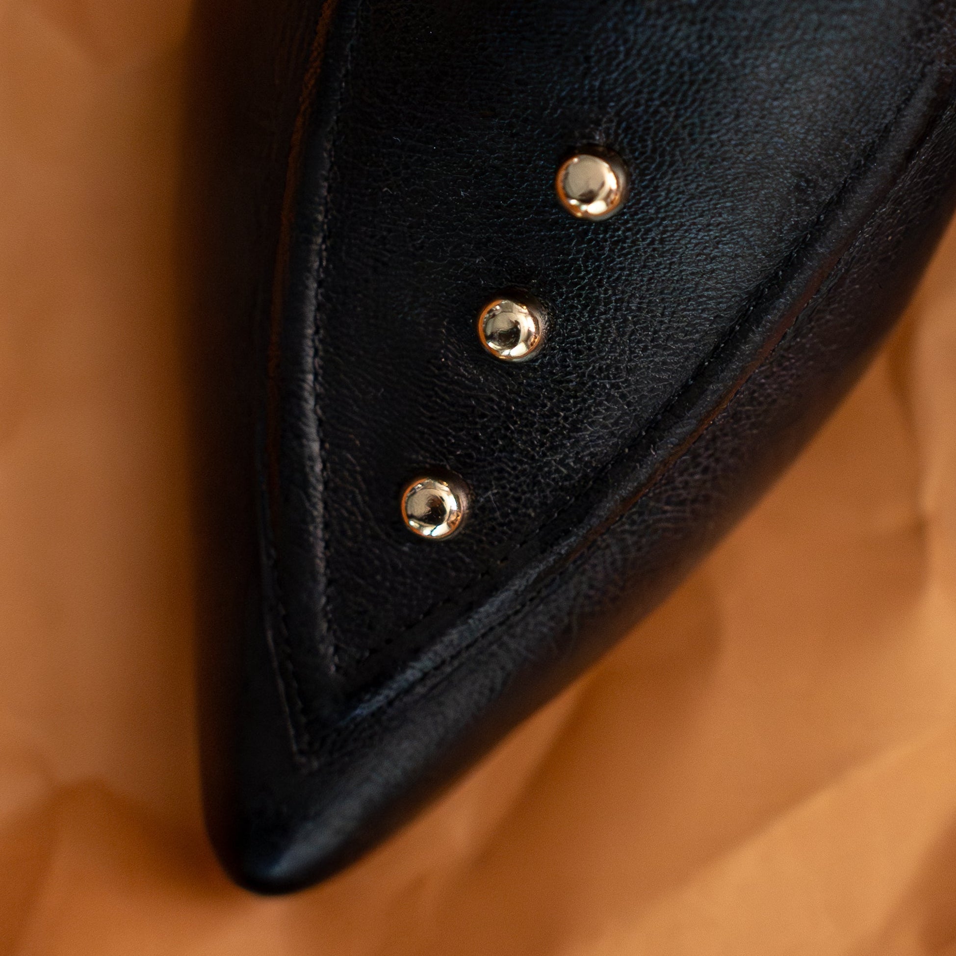 Ballerina Caroline Cuero Black Tachas Doradas