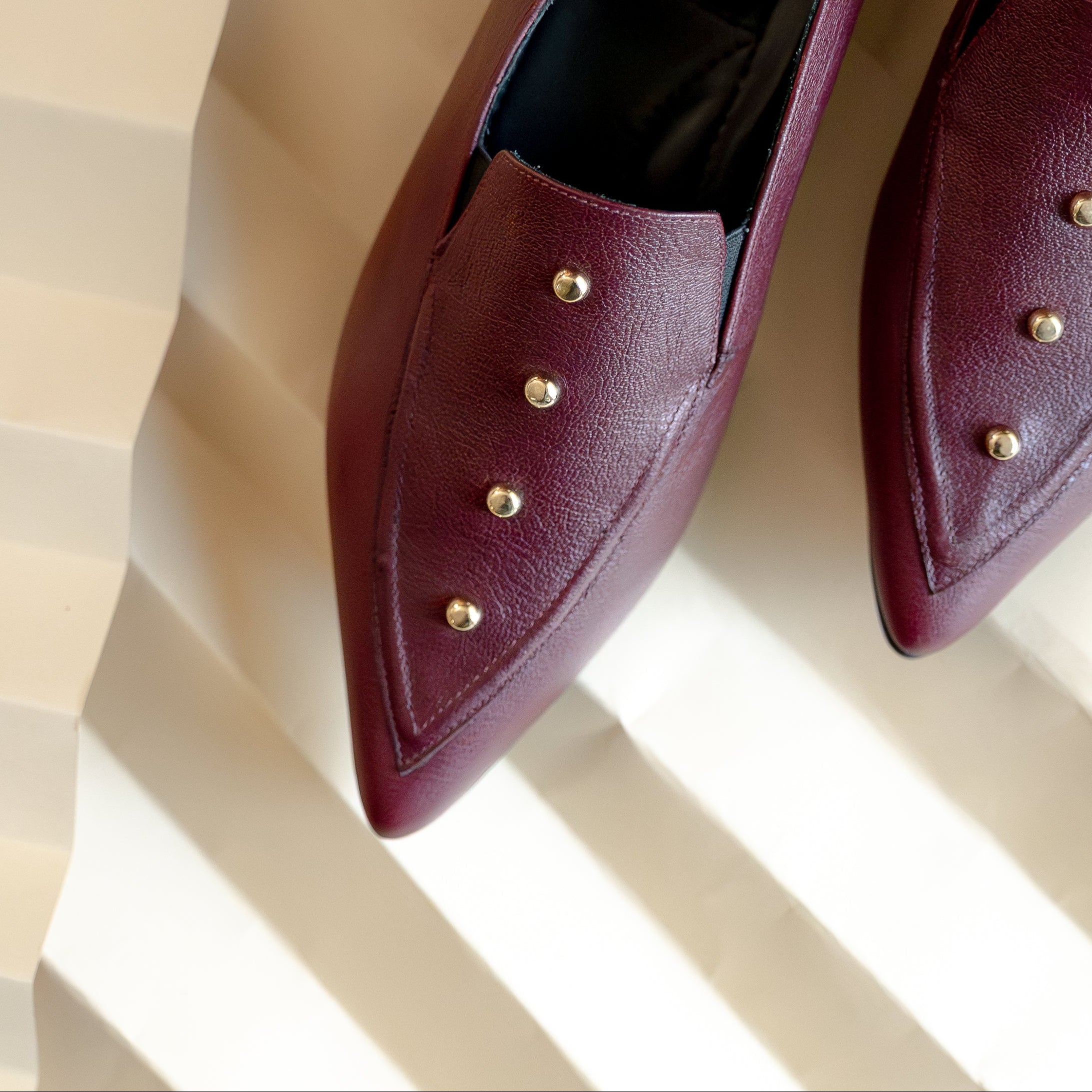 Ballerina Caroline Cuero Burgundy Tachas Doradas